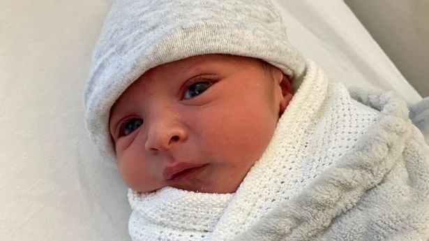 Rasti i rrallë, nëna sjell në jetë fëmijën në pishinë me “lindje sirene” (FOTO)