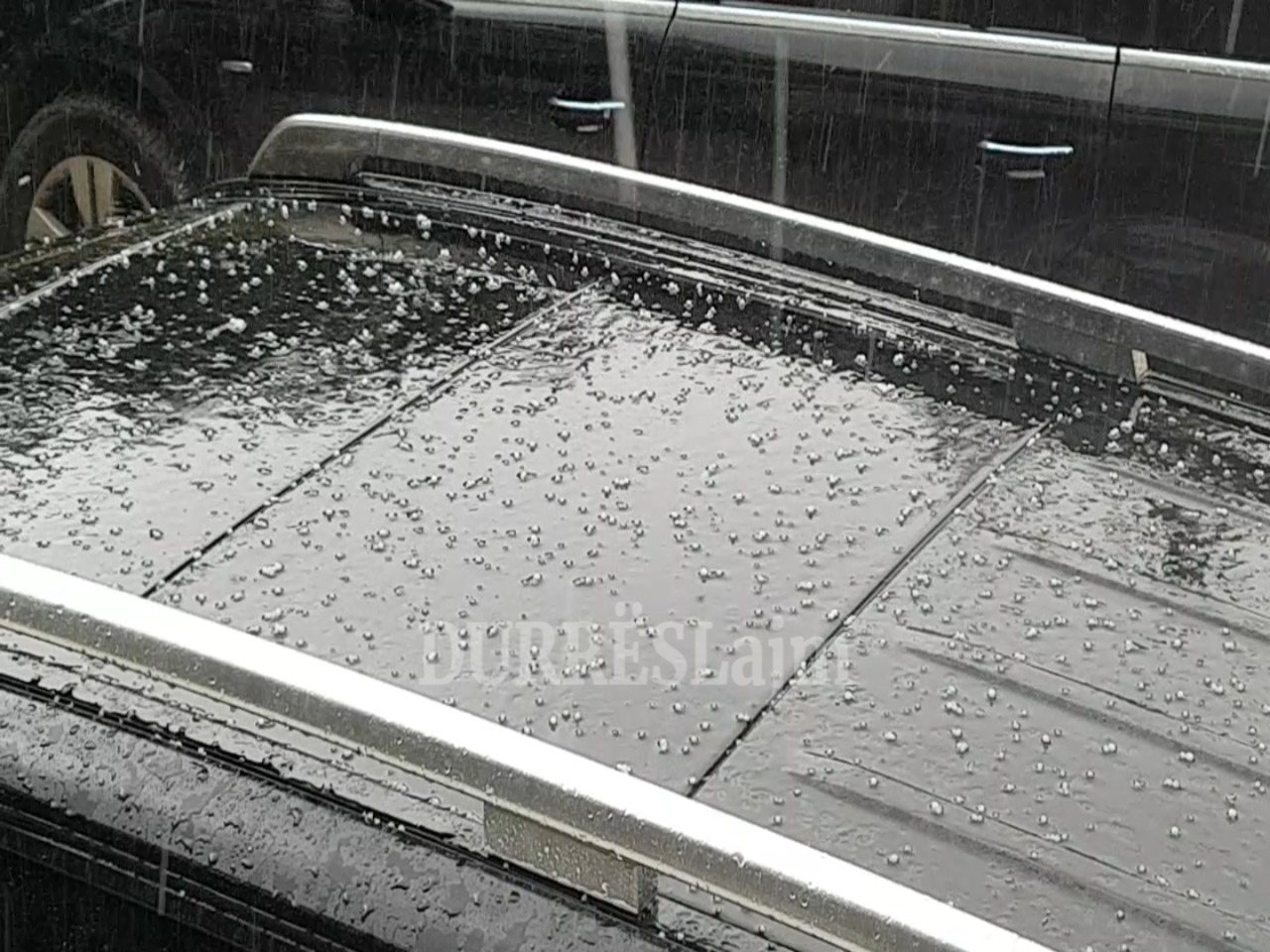 Moti i keq, shi dhe breshër në Durrës (VIDEO)