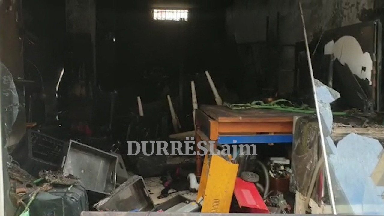 Dëme të shumta materiale në dyqanin e përfshirë nga flakët në Durrës (VIDEO)