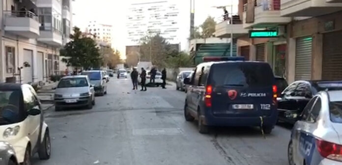 Detaje tronditëse nga atentati me eksploziv, dyshohet për gjysmë kg tritol të vendosur në hyrjen e garazhit të pallatit