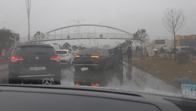 Aksident në autostradën Tiranë-Durrës, makina përplaset me murin, plagosen dy pasagjerët