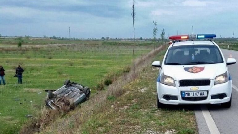 Makina del nga rruga, humb jetën shoferi 19-vjeçar (EMRI)