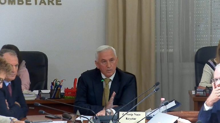 Urimi i Çelës me foton e diktatorit, debat te Komisioni i Edukimit, PD: Distancohuni/ Naço: Do thirret Këshilli i Etikës