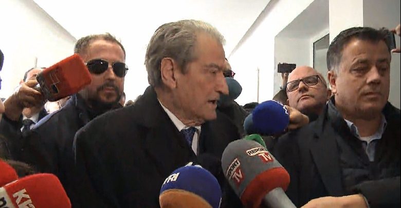 Hyri në selinë e PD, Berisha: Çmenduria e Bashës ka marrë fund, me të nuk kemi punë