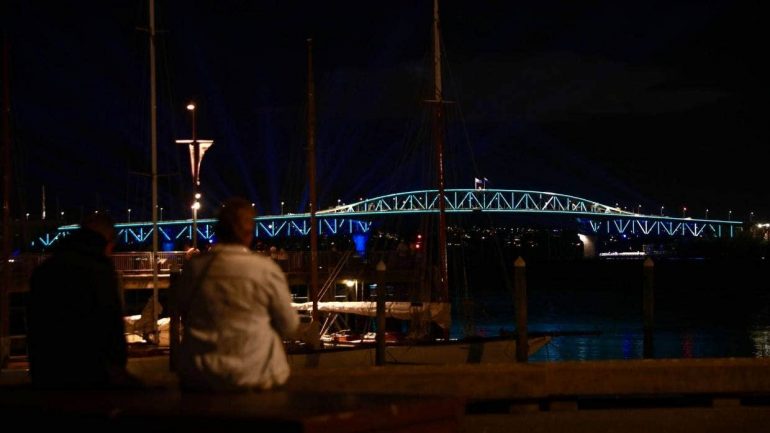 Viti i Ri 2022 mbërrin në Zelandën e Re, spektakël ngjyrash, por nuk ka fishekzjarre (VIDEO)