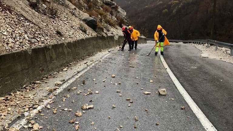 ARRSH apel shoferëve: Kujdes nga lagështira në rrugë