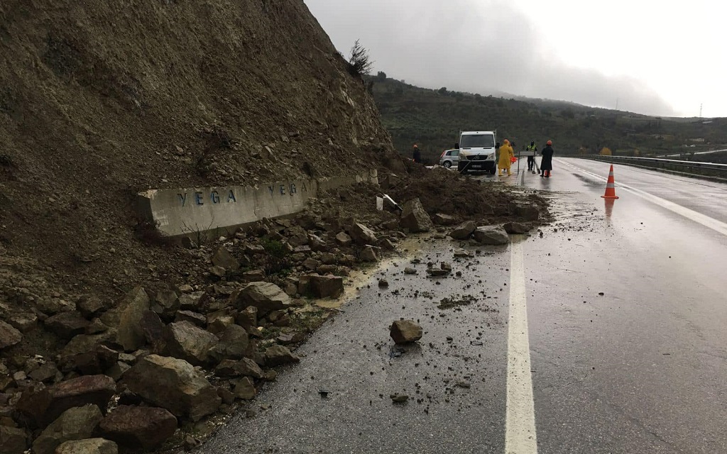 Moti i keq me reshje të dendura shiu, Ministria e Mbrojtjes zbulon situatën në vend