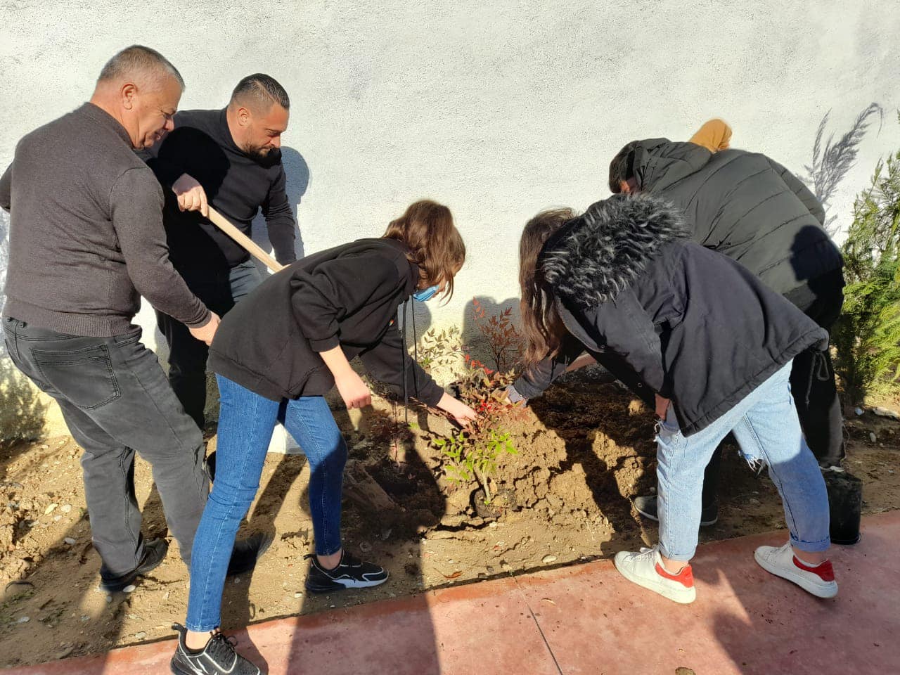 &#8220;Shijaku po transformohet&#8221;/ Kryebashkiaku Arbana mbjell pemë me nxënësit, ka një apel për qytetarët (FOTO)