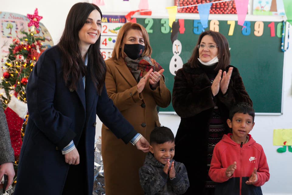 Festat e fundvitit/ Sako u shpërndan dhurata fëmijëve romë të zonës së Nishtullës