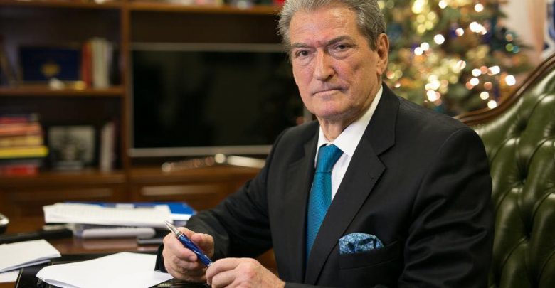 “Të dhënat e qytetarëve po përdoren për terror psikologjik”, Berisha thirrje për protestë të madhe kombëtare