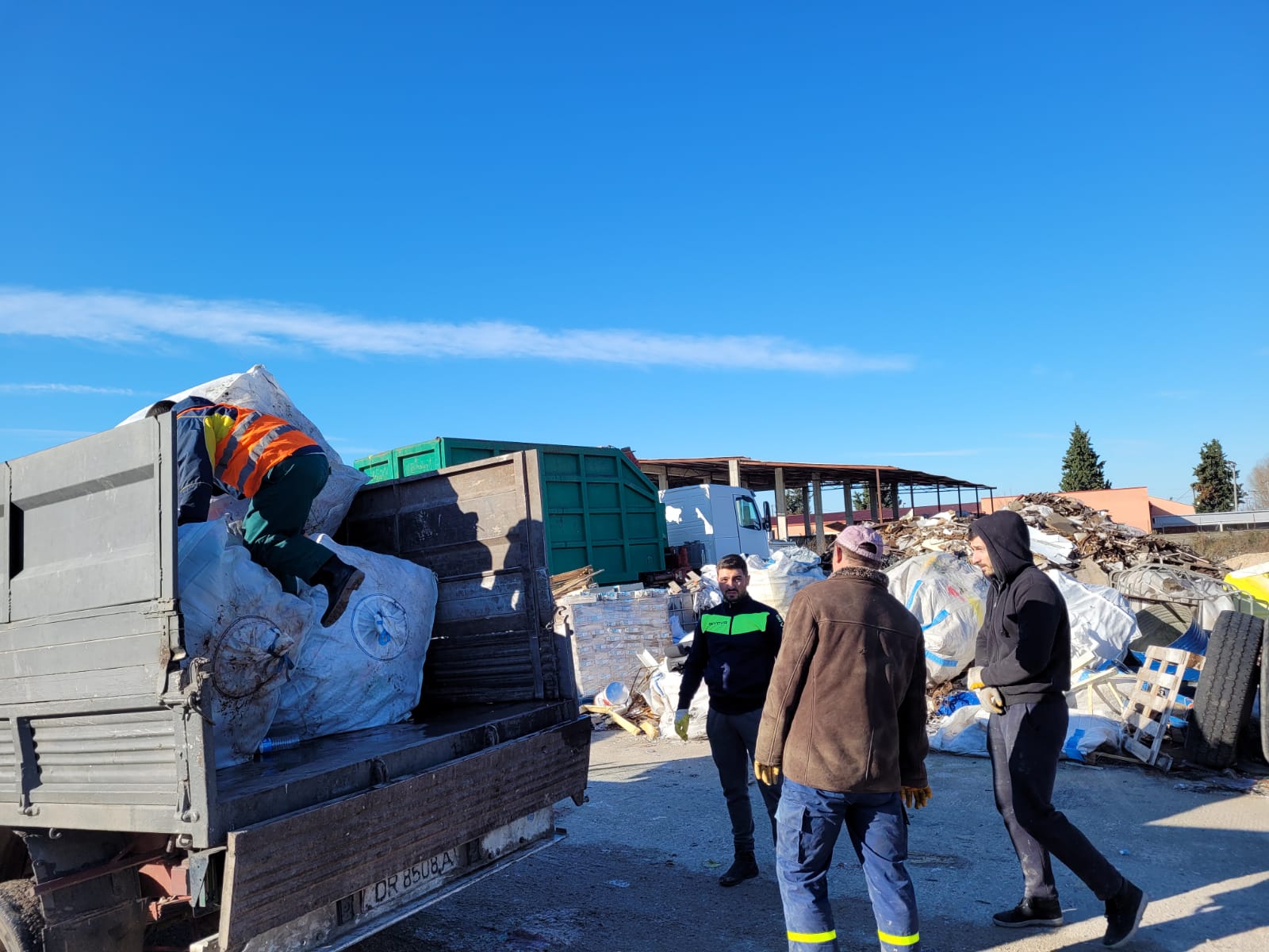 River Cleanup Albania aksion pastrimi në lumin Ishëm, projektit i bashkohet UAMD-ja dhe disa shkolla të Durrësit