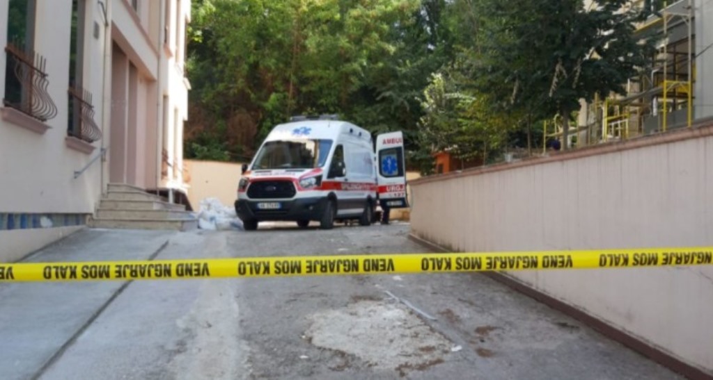 Punëtori humbi jetën pasi ra nga lartësia në vendin e punës, arrestohen 3 persona