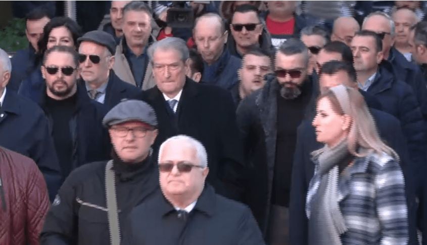 Sali Berisha mbërrin në selinë e PD: Kemi ardhur të vendosemi në godinën e demokratëve