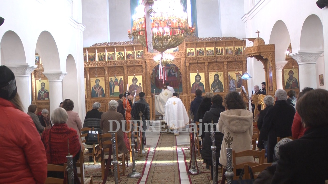 Durrës, besimtarët ortodoksë kremtojnë Krishtlindjet (VIDEO)