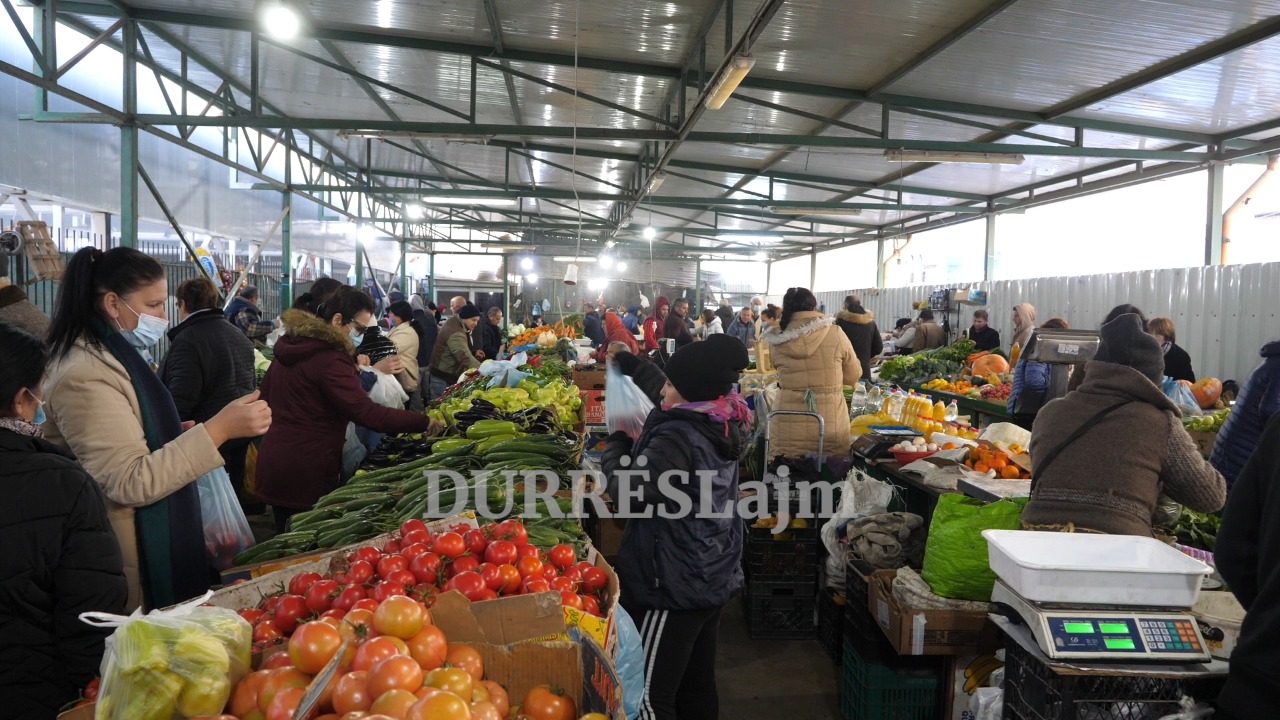 &#8220;Këtu nuk jetohet!&#8221; Konsumatorët në Durrës ankohen për rritjen e çmimeve (VIDEO)