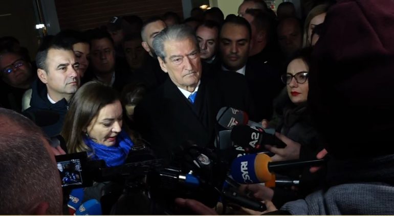 Berisha: Përulem para 44,000 demokratëve që sot me referendum vendosën largimin e Bashës