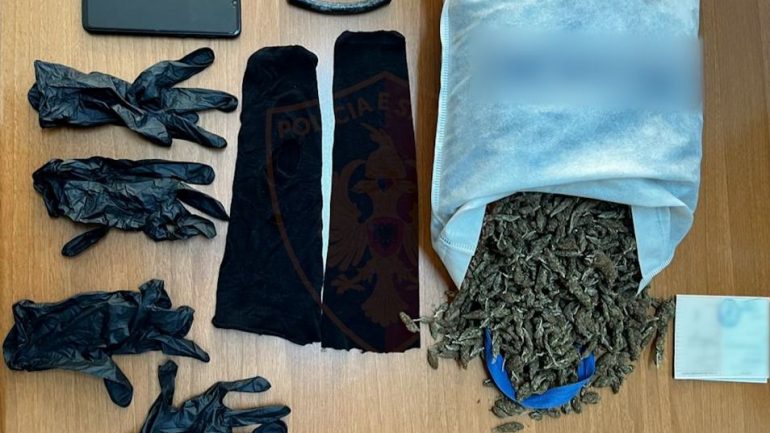 Kultivonte dhe shiste lëndë narkotike, arrestohet 25-vjeçari, në kërkim shoku i tij