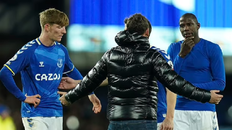 6 humbje në 7 ndeshjet e fundit, tifozët e Everton “sherr” me drejtorin sportiv