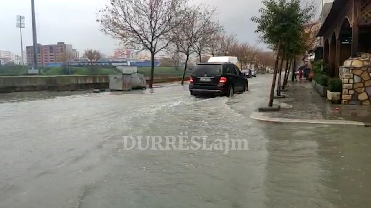 Reshjet e dendura të shiut sjellin përmbytje në Durrës (VIDEO)