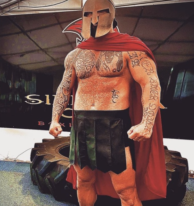 Covid-19 i merr jetën “të fortit” të kikboksit (FOTO)