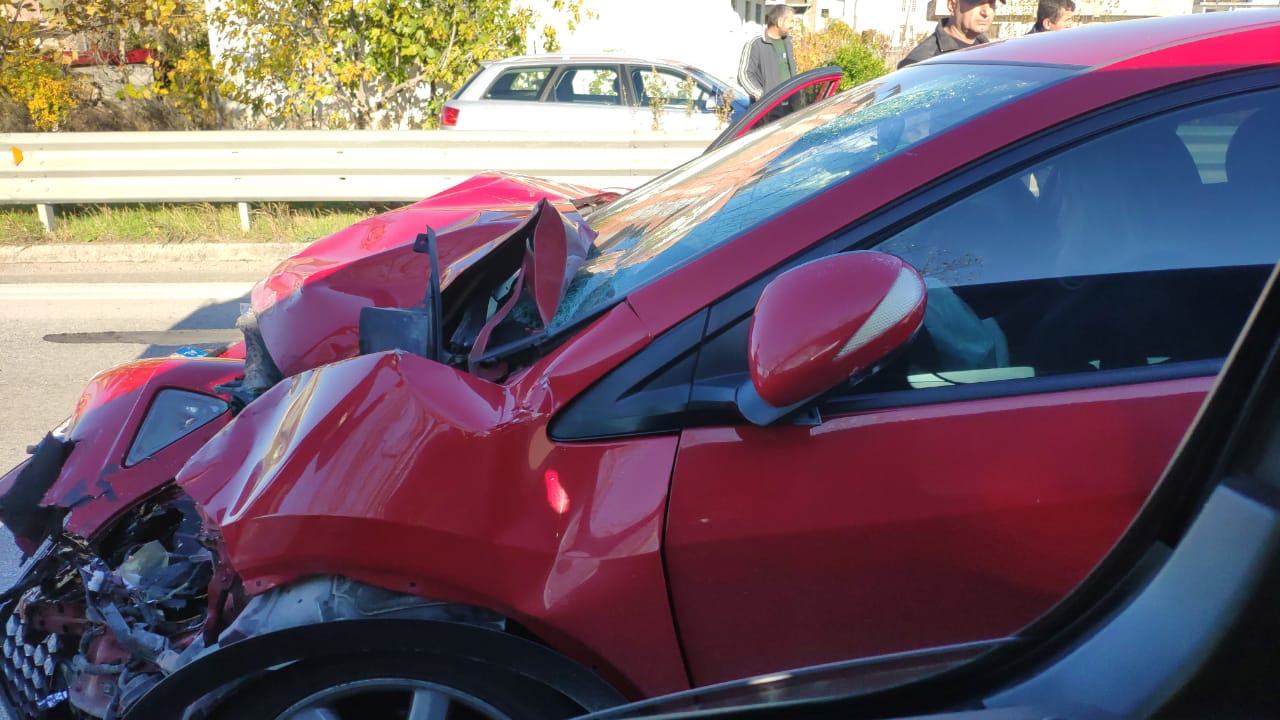 Makina përplaset me kamionin, bllokohet brenda mjetit shoferja