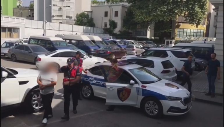 Njëri rrahu nënën tjetri motrën, arrestohen të dy