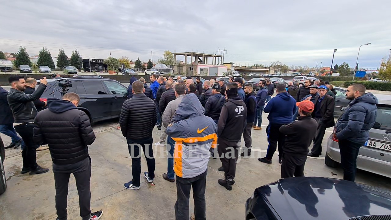 Durrës, protesta e bizneseve: Po na izolojnë dhe çojnë drejt falimentimit (VIDEO)