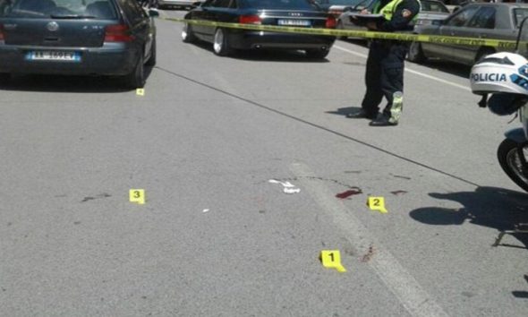 E përplasi “Audi”, dërgohet me urgjencë në spital 17-vjeçari