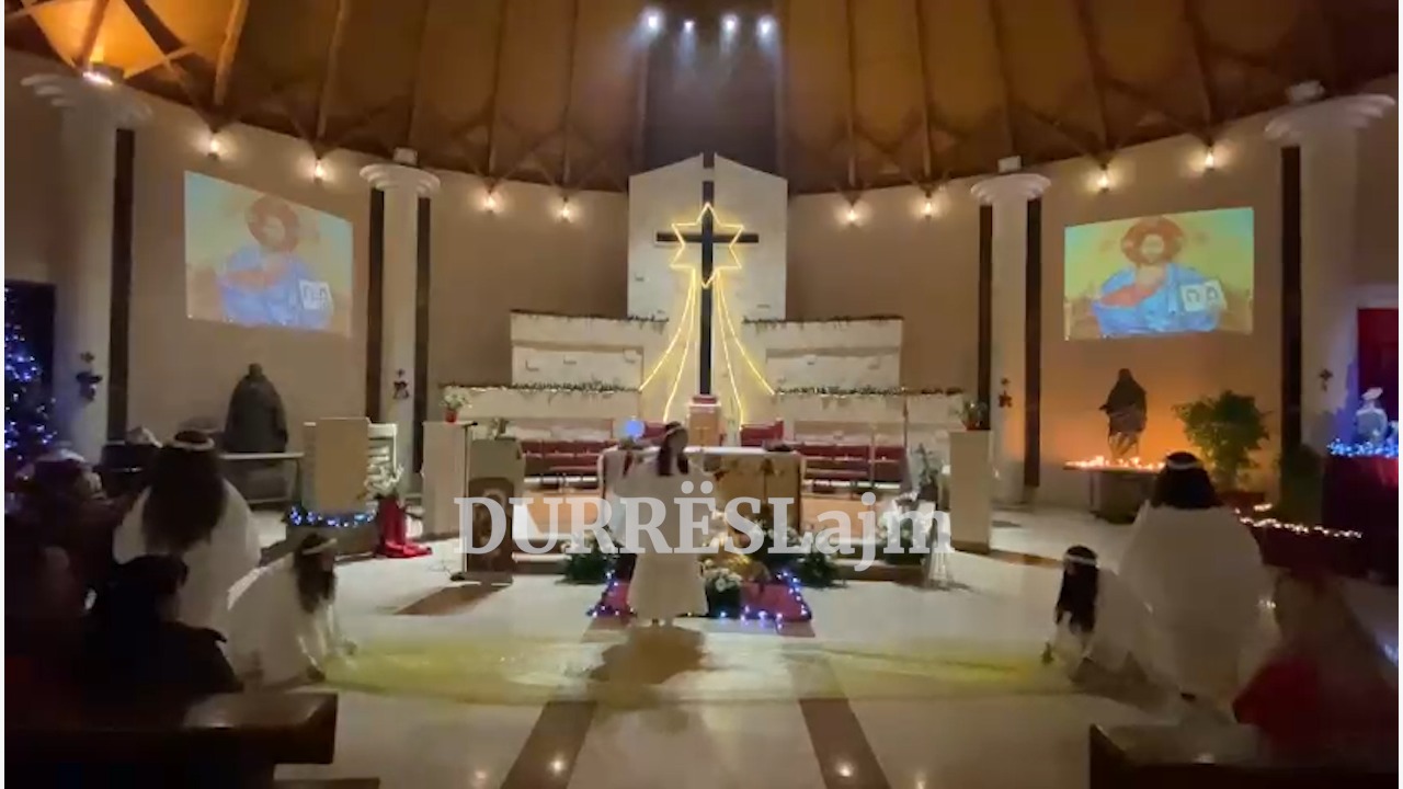 Kremtohet mesha e Krishtlindjes në Durrës (VIDEO)