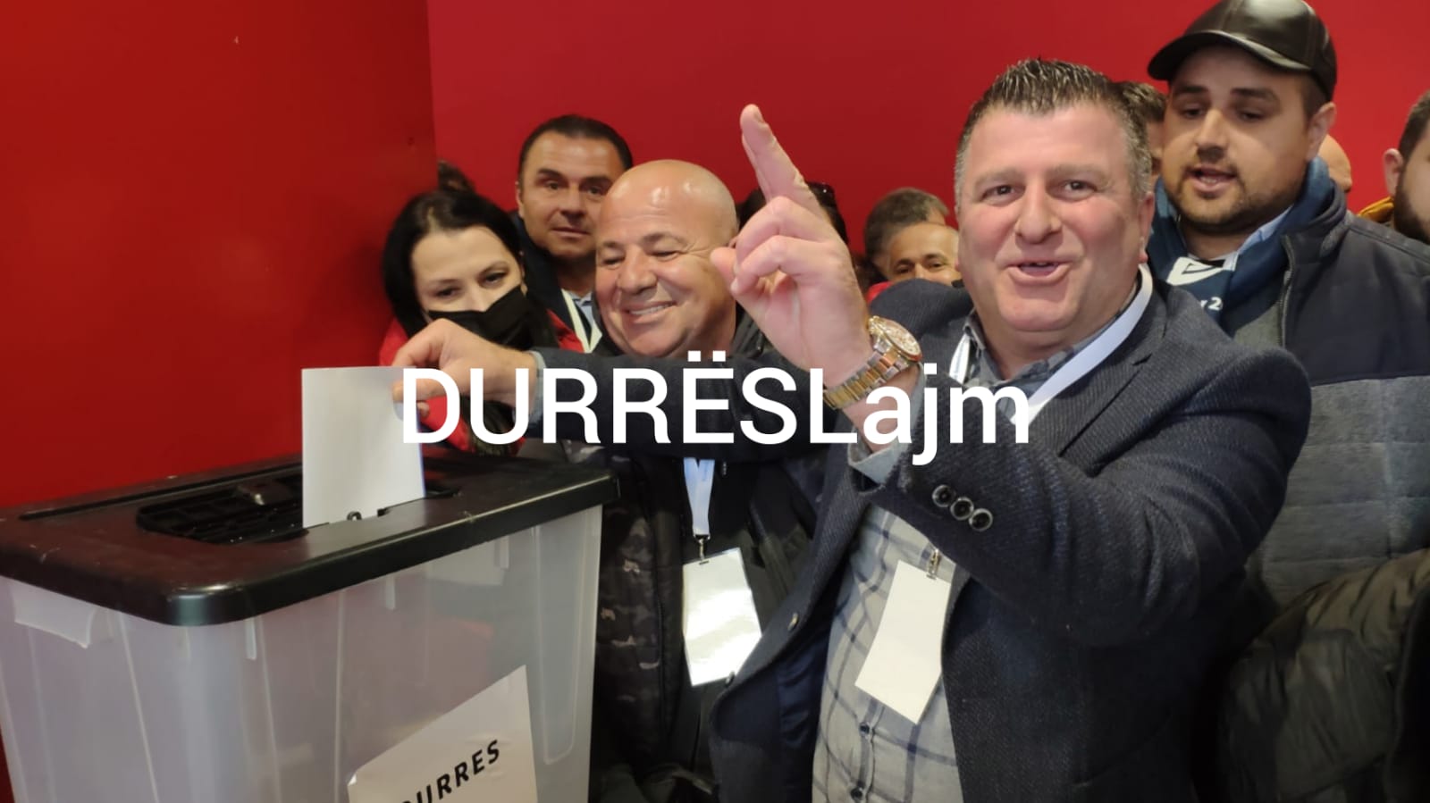 Delegatët durrsakë votojnë për shkarkimin e Bashës, mes tyre edhe nënkryetari Neritan Golja (FOTO &#038; VIDEO)