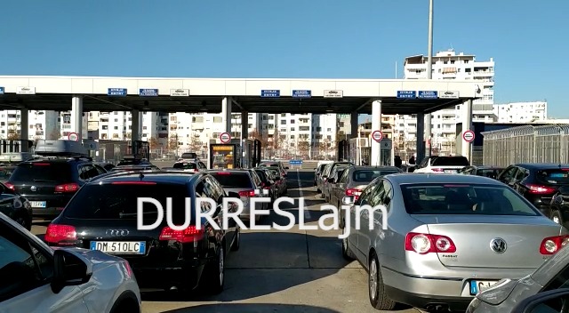 Festat e fundvitit, fluks pasagjerësh dhe automjetesh në Portin e Durrësit (VIDEO)