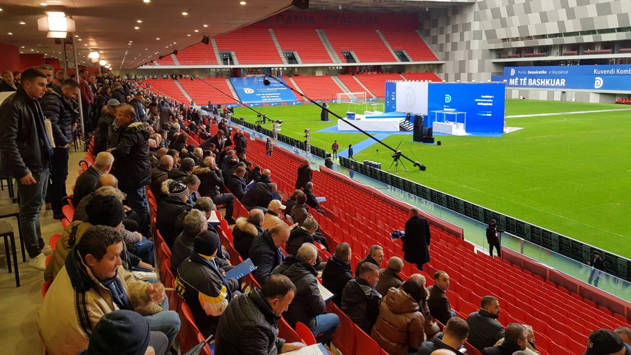 Flamuj, ujë dhe biskota, ja si priten demokratët para se të nisë Kuvendi i Berishës (FOTO)