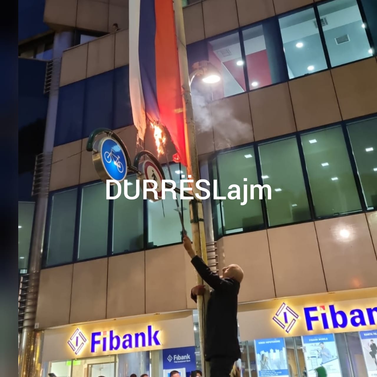 FOTOLAJM/ Protesta e thirrur nga Berisha, protestuesit djegin flamurin serb