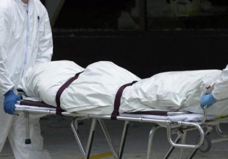 “Kishte vdekur tre javë më parë”/ Banorët u ankuan për aromën e keqe, policia gjen në apartament trupin e dekompozuar të një gruaje