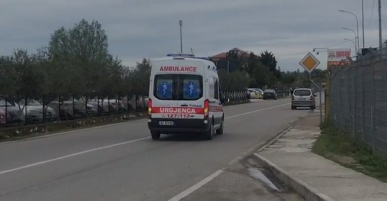 Durrës, makina përplaset me motorin, lëndohet njëri nga drejtuesit