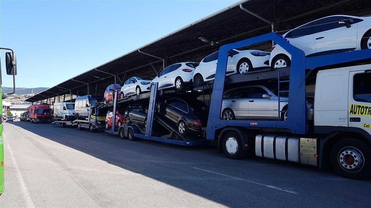 Falsifikuan dokumentet dhe trafikuan automjete nga Italia, arrestohen 3 persona në portin e Durrësit