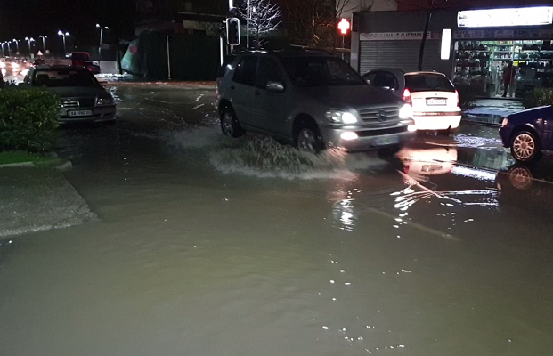 Reshje intensive në të gjithë vendin, IGJEUM jep alarmin për zonat që rrezikohen nga përmbytjet