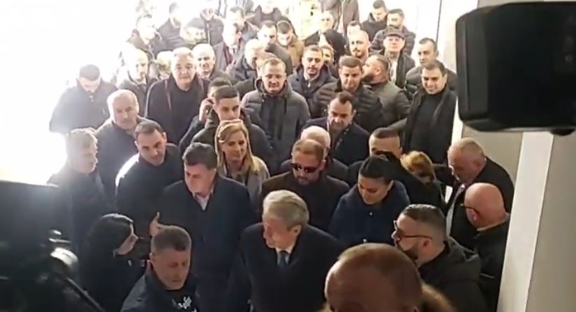 Ish-kryeministri Sali Berisha mbërrin në selinë e PD