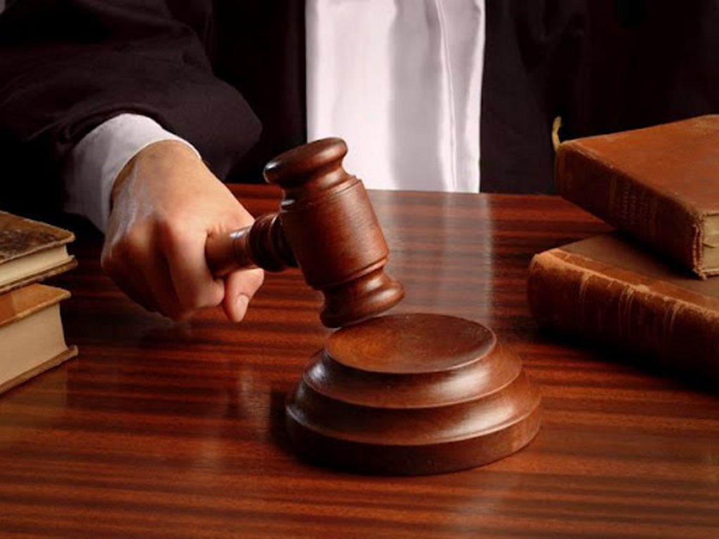 “Tiran i familjes”/ Shqiptari “i tmerrshëm” humb ndjenjat para  trupit gjykues