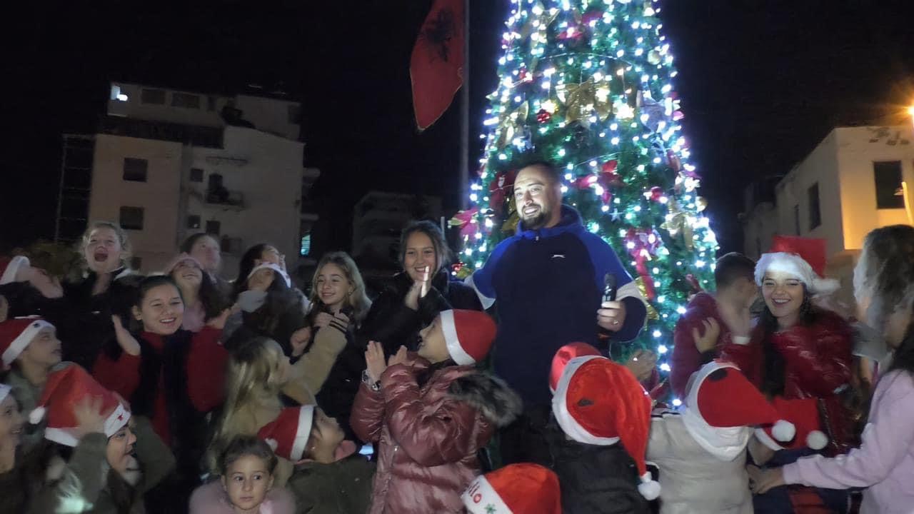 Atmosferë festive në Shijak/ Ndizen dritat e pemës, Arbana: “Viti 2022 do të jetë më i bukur!” (FOTO)