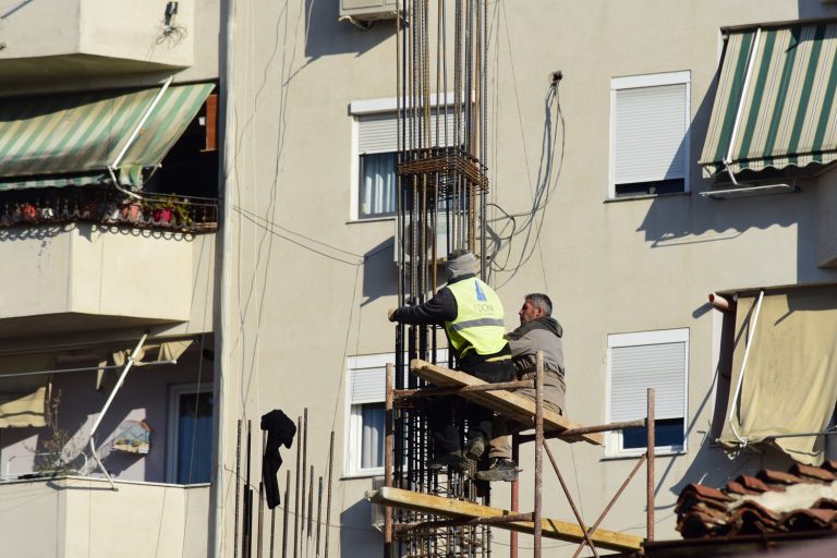 Karantina nuk i ndali aksidentet fatale në punë në Durrës