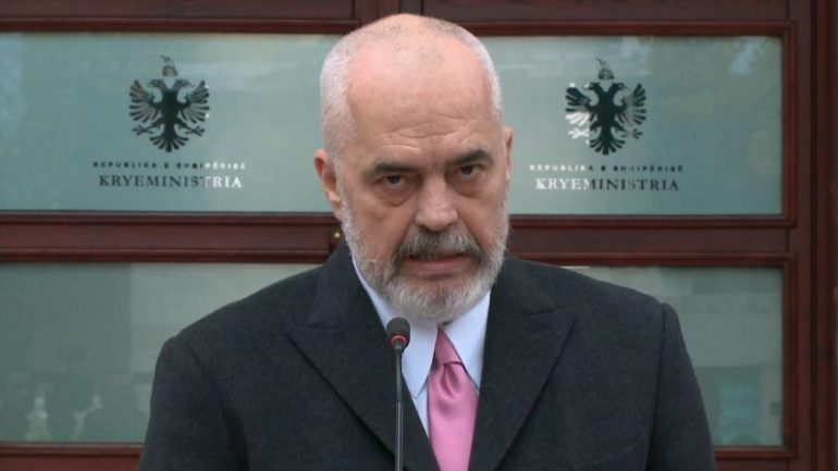 Rama uron Krishtlindjen dhe sjell në vëmendje tërmetin tragjik të 26 nëntorit (VIDEO)