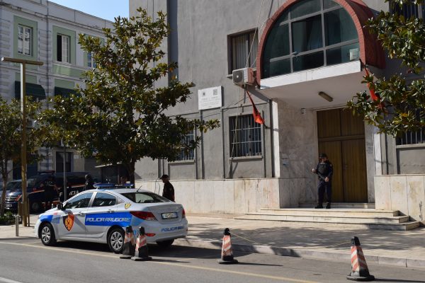U kap në port me 100 460 paund të padeklaruara, gjykata e Durrësit liron nga burgu 30-vjeçarin