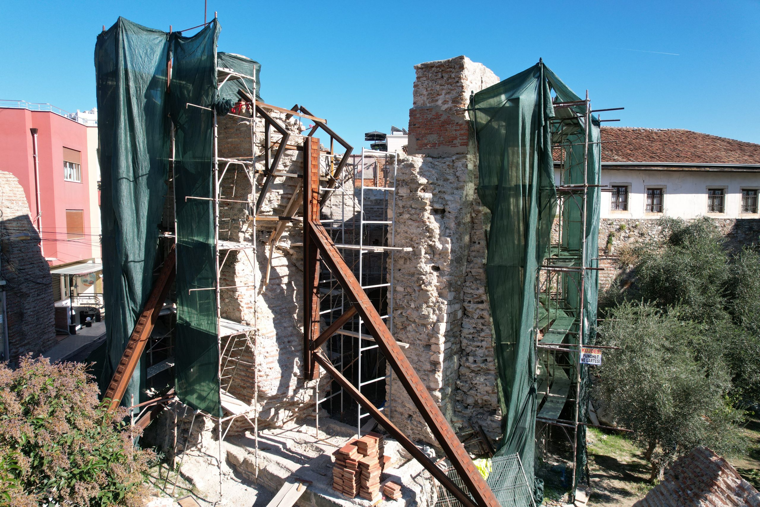 Durrës/ Dy vite nga tërmeti i nëntorit, vetëm 7 nga 55 objekte të dëmtuara kanë nisur të restaurohen