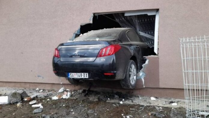 Makina del nga rruga dhe përfundon në dritaren e banesës!