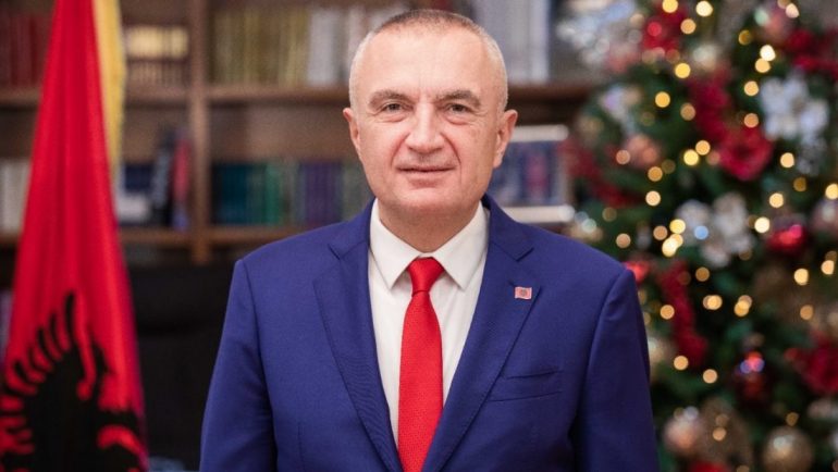 “Çfarë dashurie!”/ Presidenti Meta poston foton e rrallë nga shtëpia e tij (FOTO)