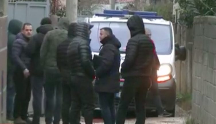 46-vjeçari sulmon vjehrrin, e rreh me shkop dhe e gjuan me gurë