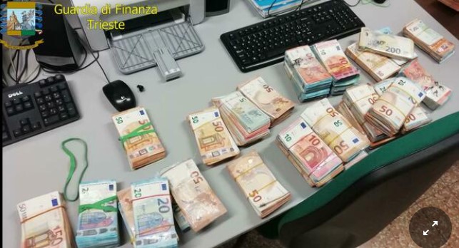 Tentoi të kalonte doganën, qeni i policisë italiane i zbulon shqiptarit 320 mijë euro të fshehura në makinë