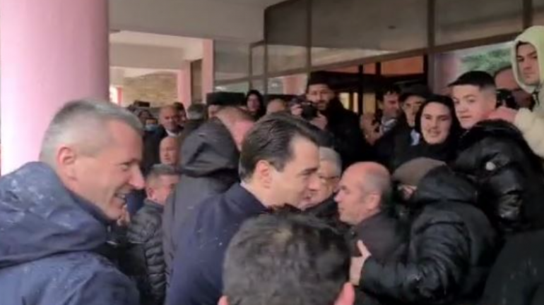 Basha pritet me daulle dhe ovacione nga demokratët në Dibër