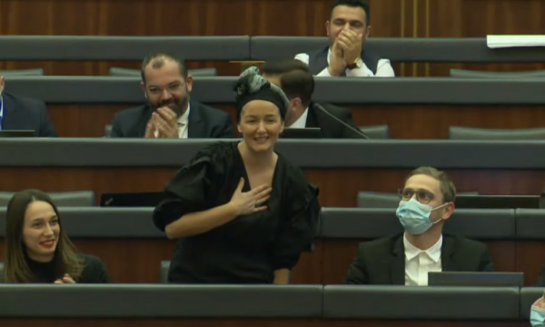 Pas operacionit në tru, deputetja rikthehet në Kuvend dhe pritet me duartrokitje